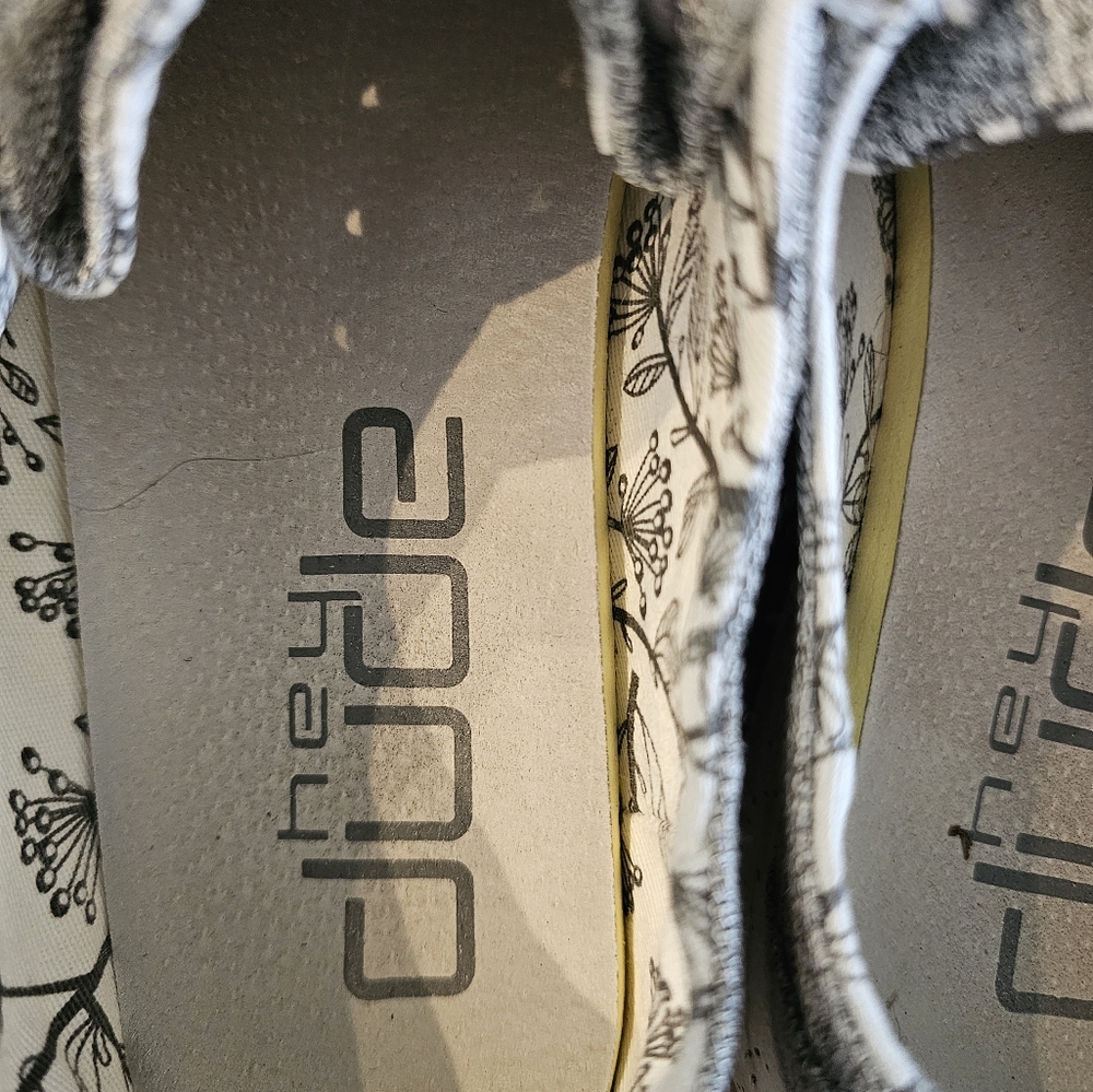 Hey Dude Shoes. SIZE 7 - Picture 3 of 4